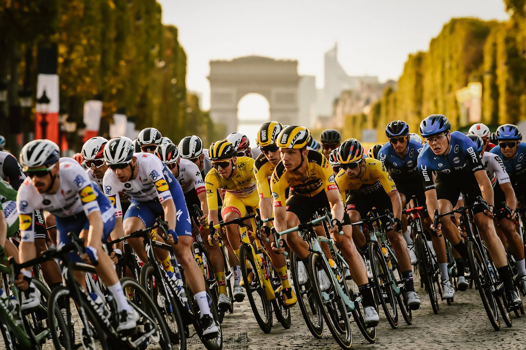 20/09/2020 - Tour de France 2020 - Etape 21 - Mantes-la-Jolie / Paris Champs-Elysees  (122 km) - Le peloton devant l'Arc de Triomphe