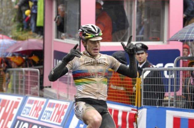 Cadel Evans wins Giro stage in mud and gravel, BMC Racing Team