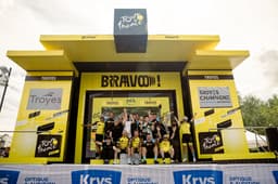 Mummu Cycling group photo at Tour de France stage in Troyes, 2024